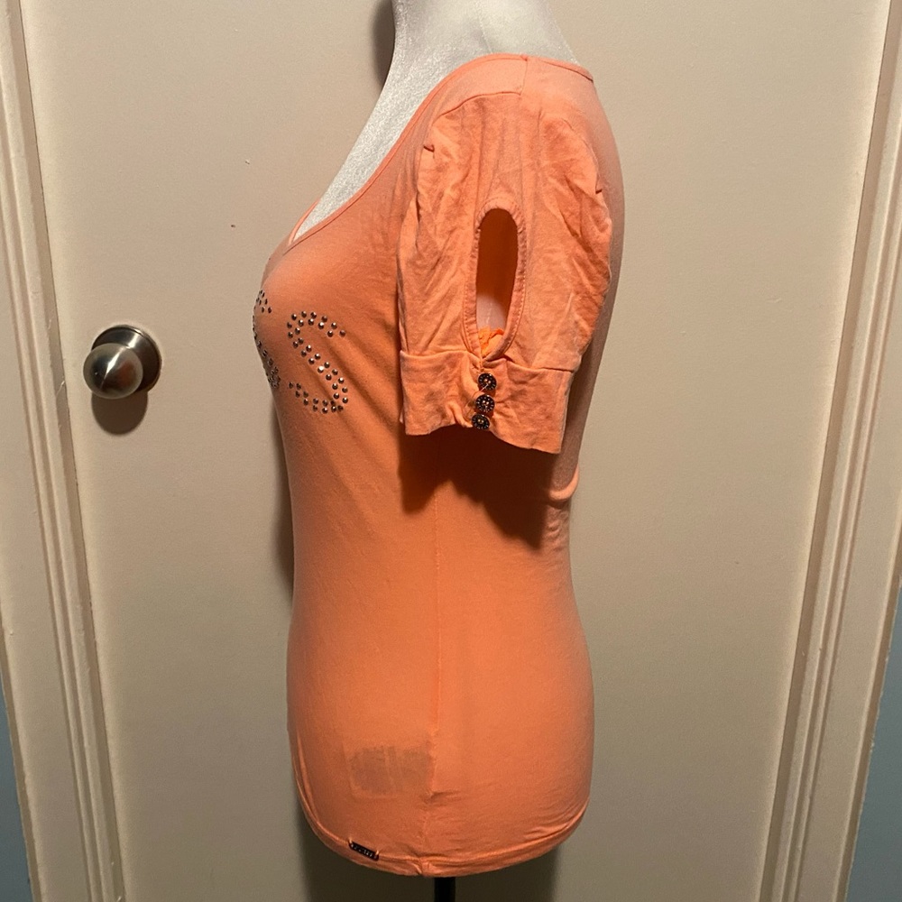 GUESS CUT OUT SHOULDER T-SHIRT - Picture 13 of 16